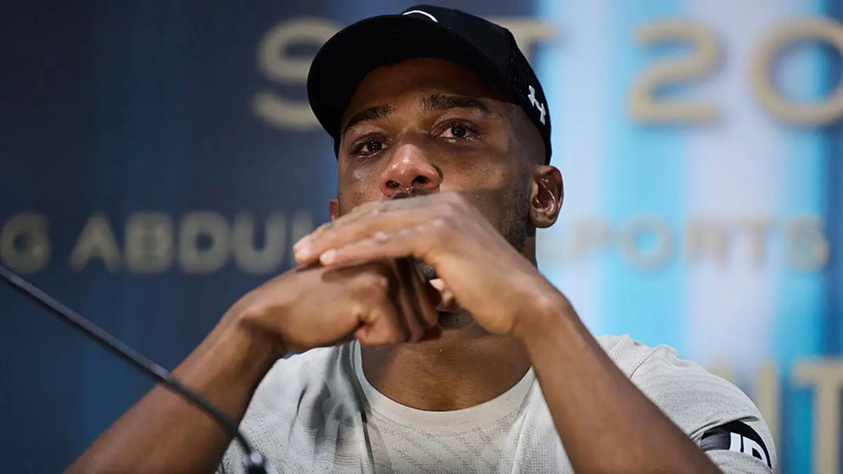 جوشوا يبكي تأثرا بعد الهزيمة أمام أوسيك في نزال البحر الأحمر (فيديو)