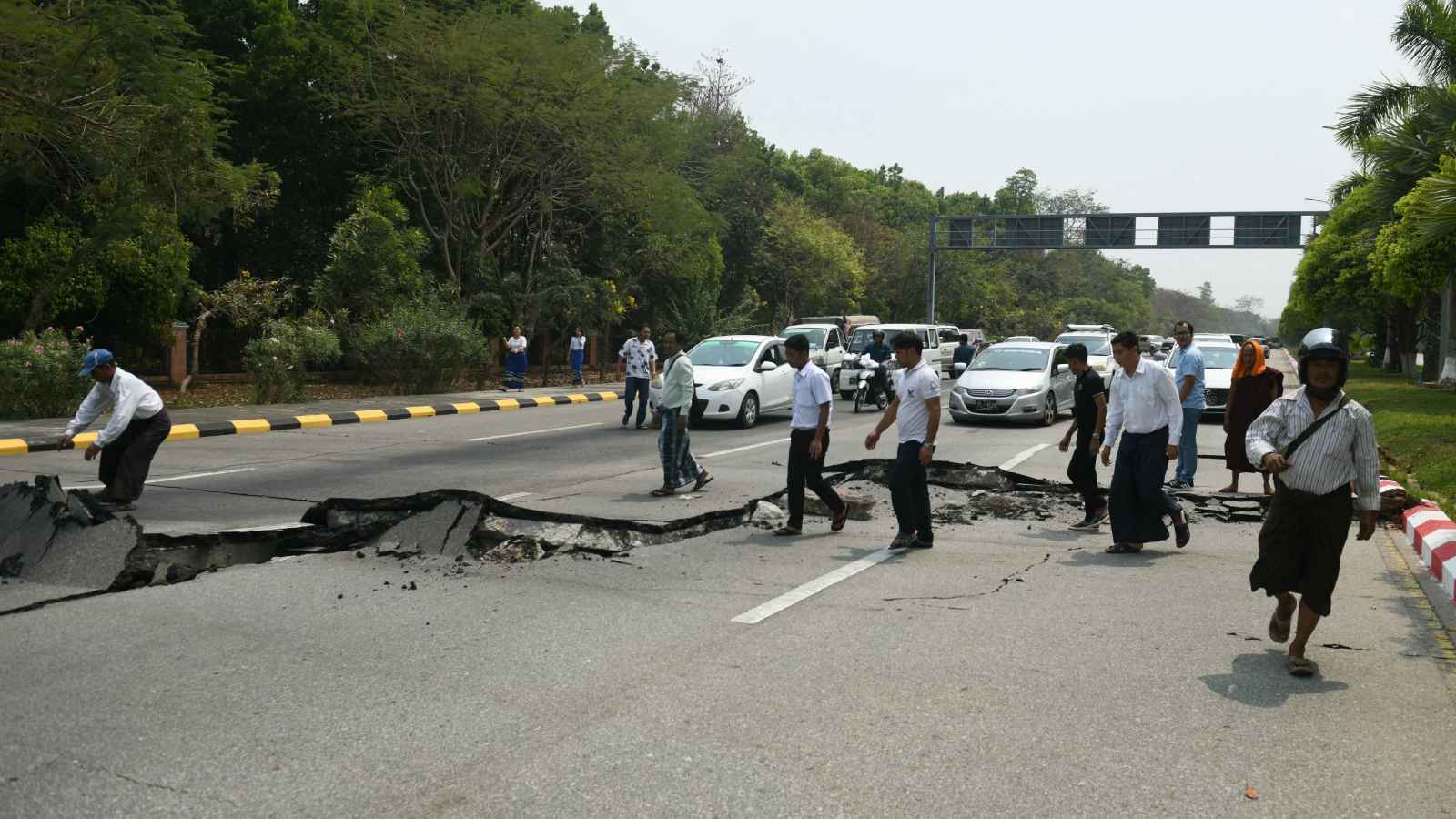 زلزال ميانمار المدمر يوقع عددا كبيرا من الضحايا (فيديو وصور)