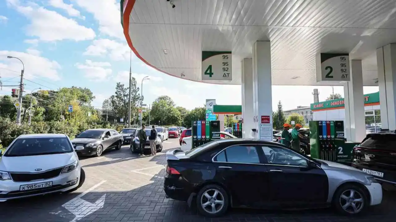 روسيا تمدد الحظر على صادرات البنزين