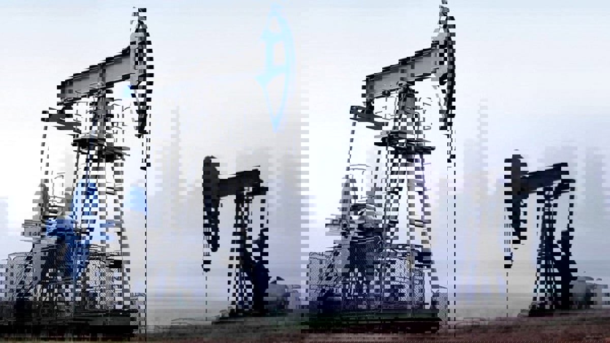 انخفاض المخزونات الأمريكية يرفع أسعار النفط