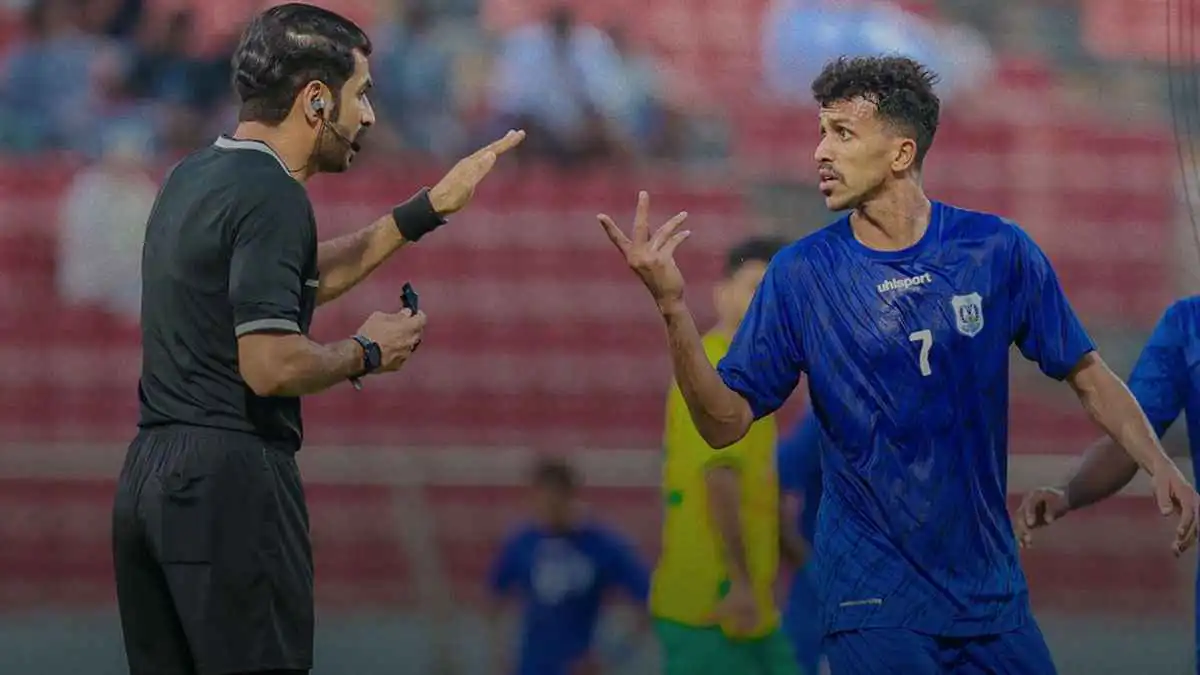 إثر قراراتٍ تحكيميةٍ جدلية.. النصر العُماني يعلن انسحابه من الدوري وتجميد نشاطه