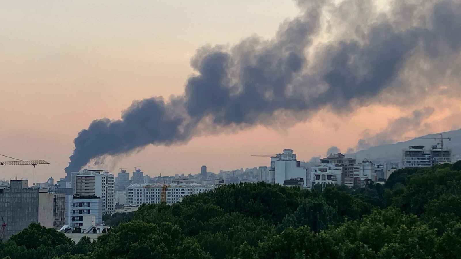 غداة استهدافه بضربة إسرائيلية.. حريق في مقر التلفزيون الإيراني (فيديو)