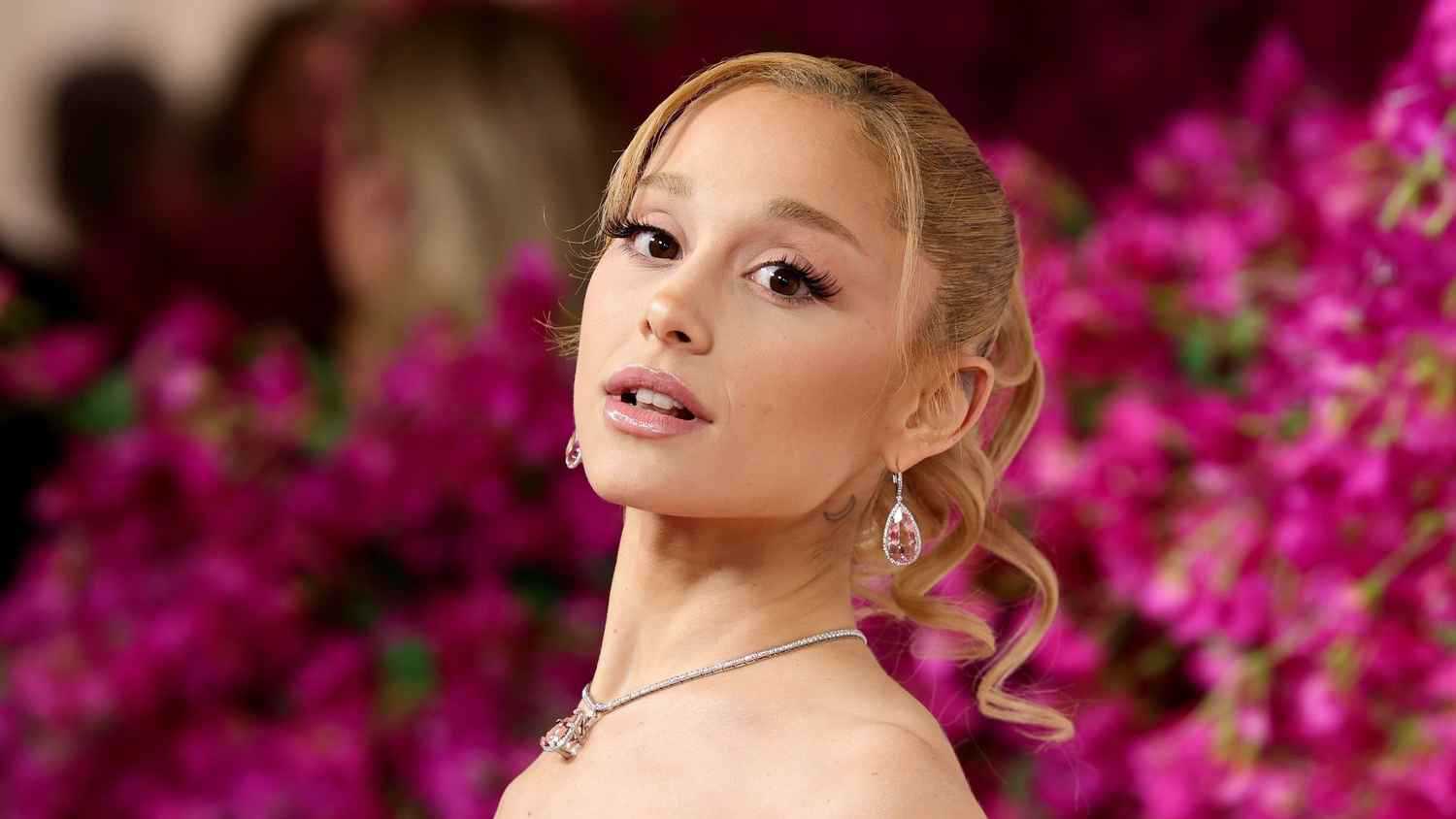 "ما لا تفهمه سوى تايلور سويفت".. أريانا غراندي تكشف أسرار حياتها