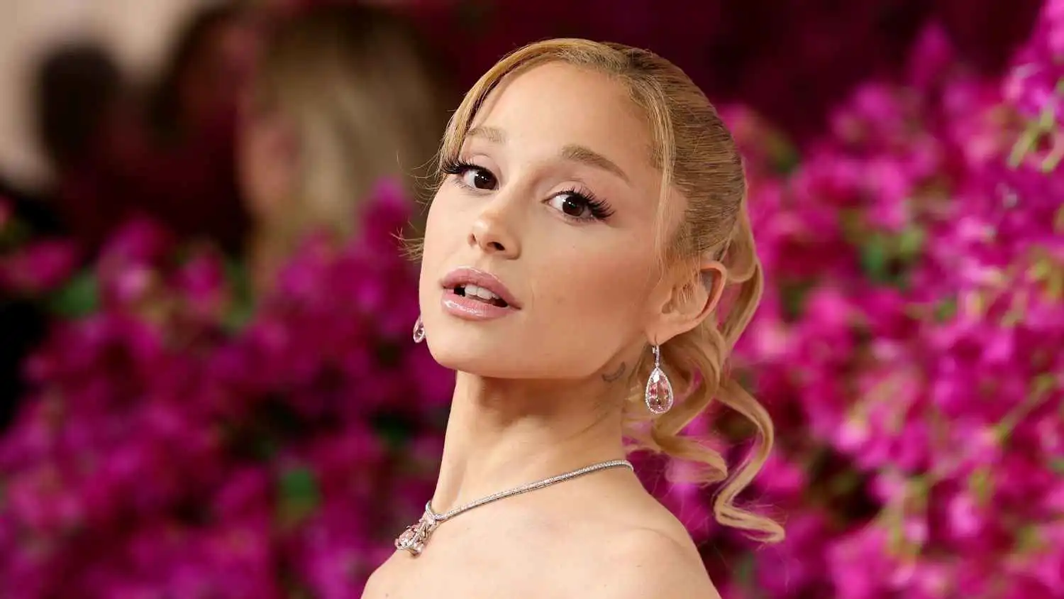 "ما لا تفهمه سوى تايلور سويفت".. أريانا غراندي تكشف أسرار حياتها