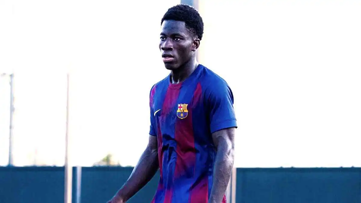 يبلغ 15 عاما.. من اللاعب الذي اصطحبه برشلونة لمواجهة نيوكاسل؟