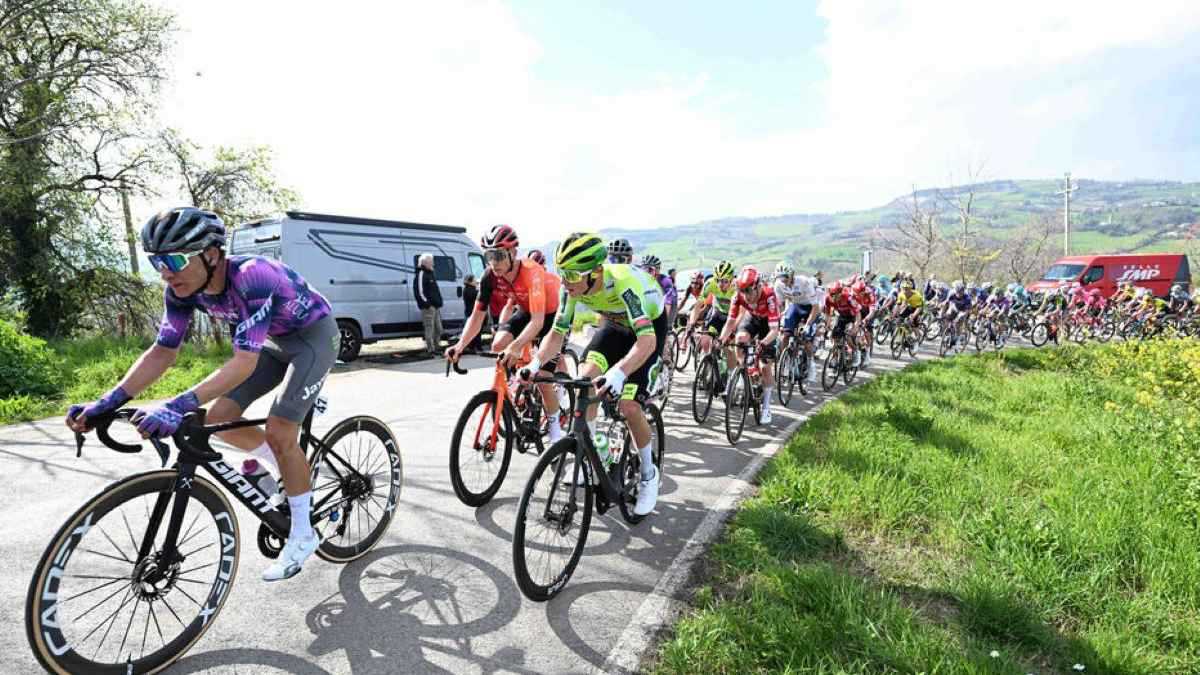 مصرع دراج إيطالي شاب في حادث تصادم مروّع بسباق إيطاليا