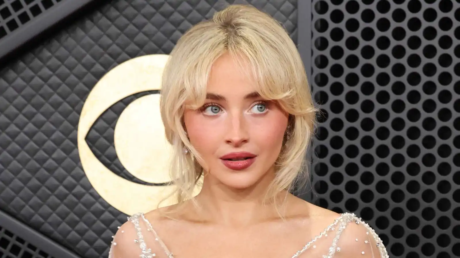 سابرينا كاربنتر تعتذر بعد سخريتها من "الزلغوطة" (فيديو)