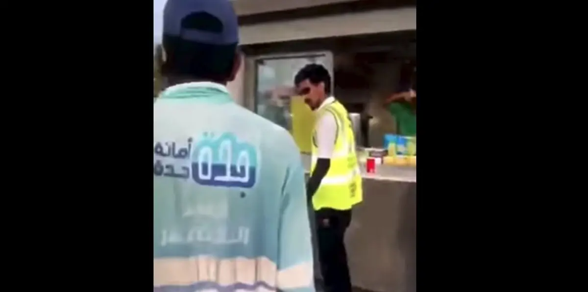 موقف صادم.. موظف يسكب الشاي بوجه بائع في السعودية (فيديو)