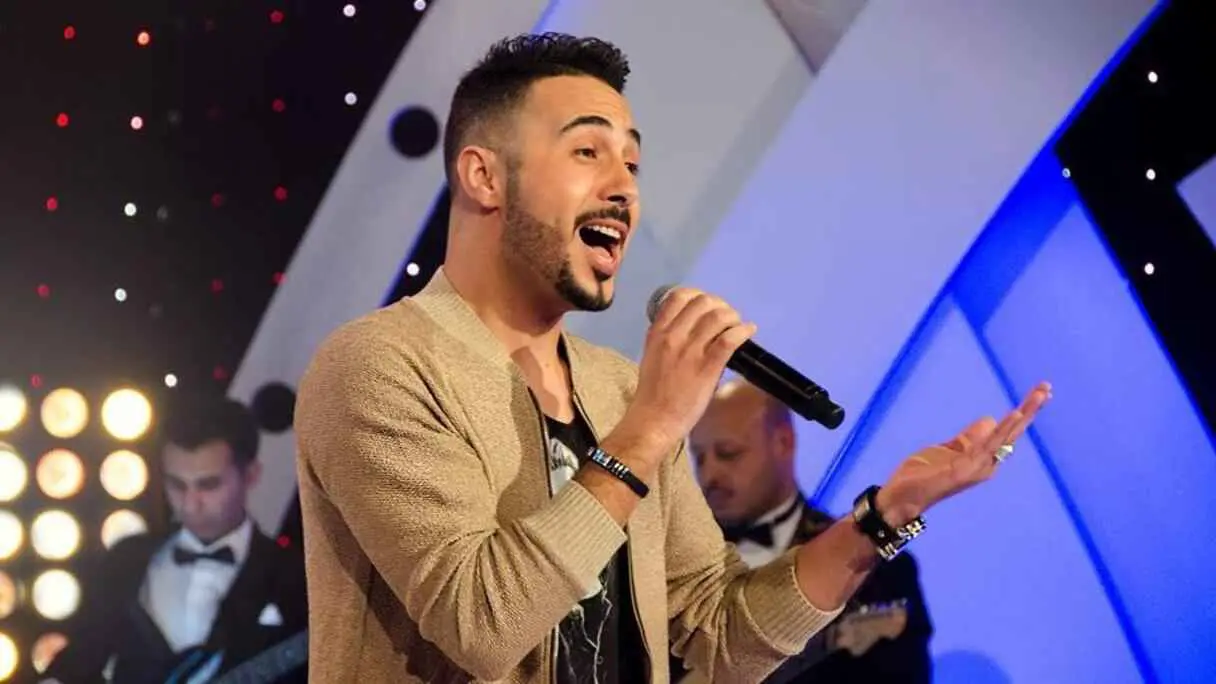 فنان مغربي يثير الجدل بعد انهياره حزناً على وفاة كلبه (فيديو)