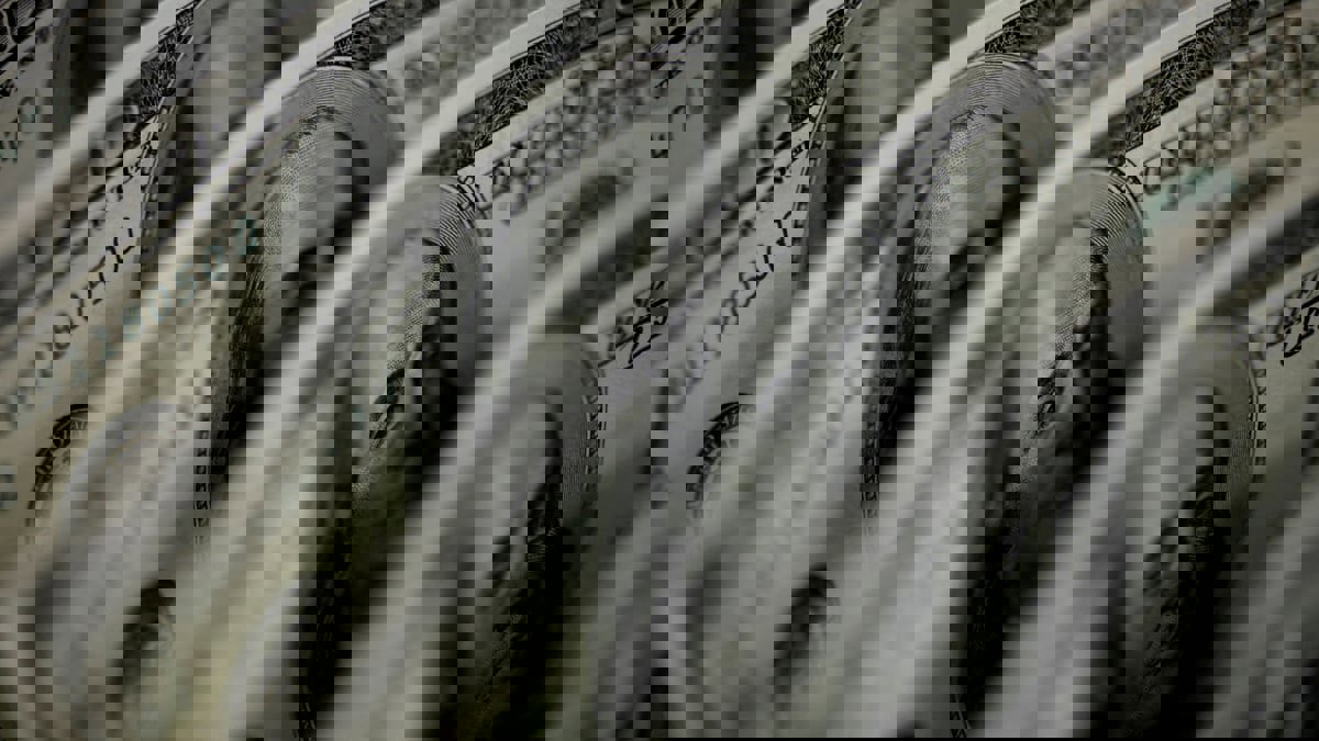 لهذه الأسباب يستمر الدولار في هيمنته على السوق العالمية