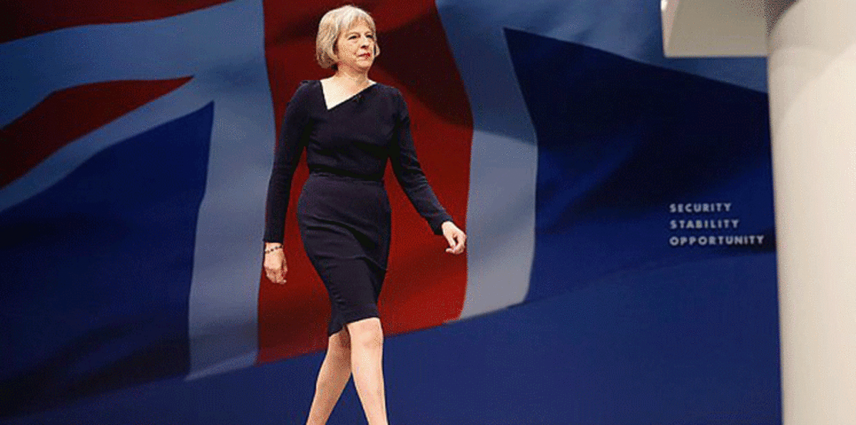 رئيسة وزراء بريطانيا: ترامب تصرف كـ"جنتلمان" عندما أمسك يدي