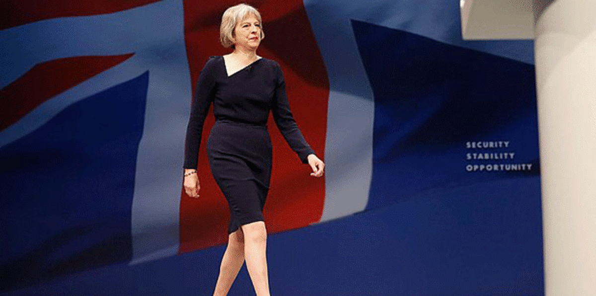 رئيسة وزراء بريطانيا: ترامب تصرف كـ"جنتلمان" عندما أمسك يدي