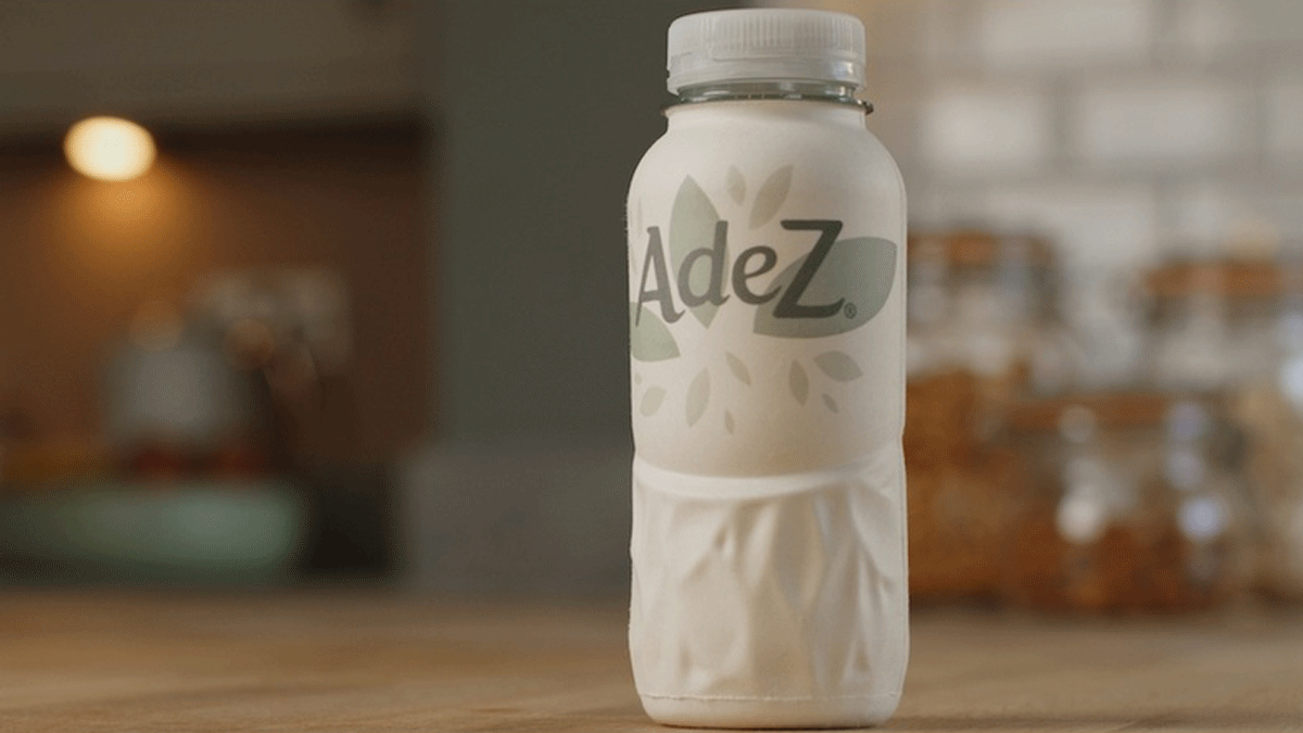 كوكاكولا تتجه إلى بيع مشروباتها في زجاجات ورقية (فيديو)