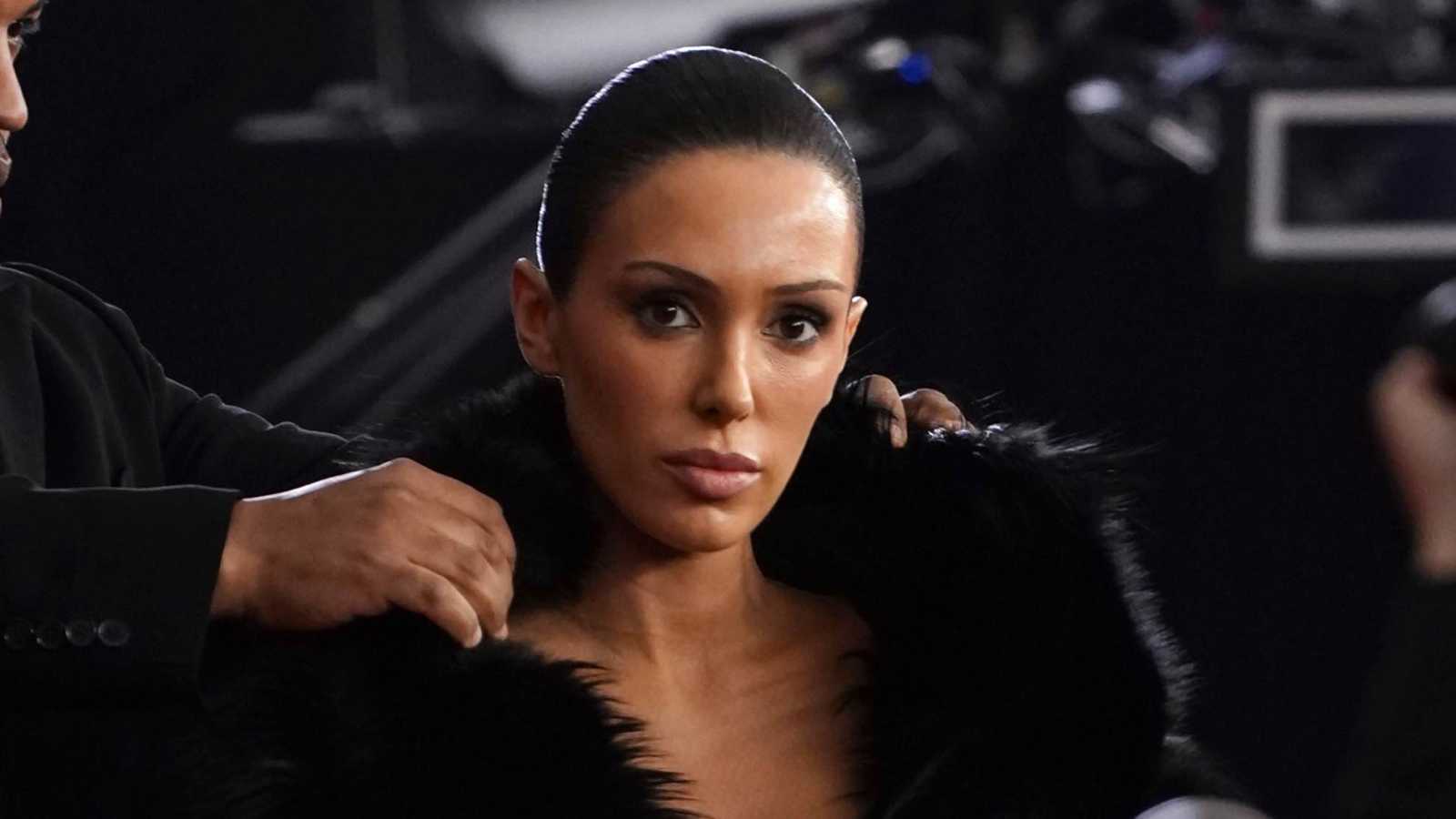 بعكس المعتاد.. بيانكا سينسوري تتألق بإطلالة محتشمة (فيديو)