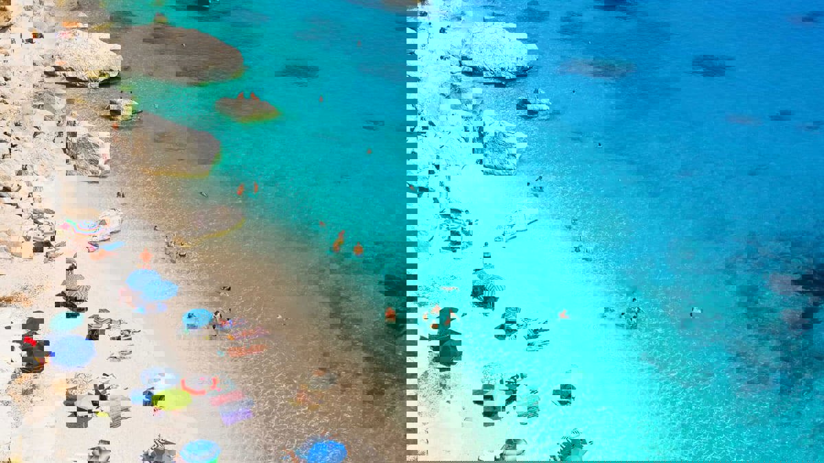 شواطئ شهيرة تمنع السياح من استخدام المناشف