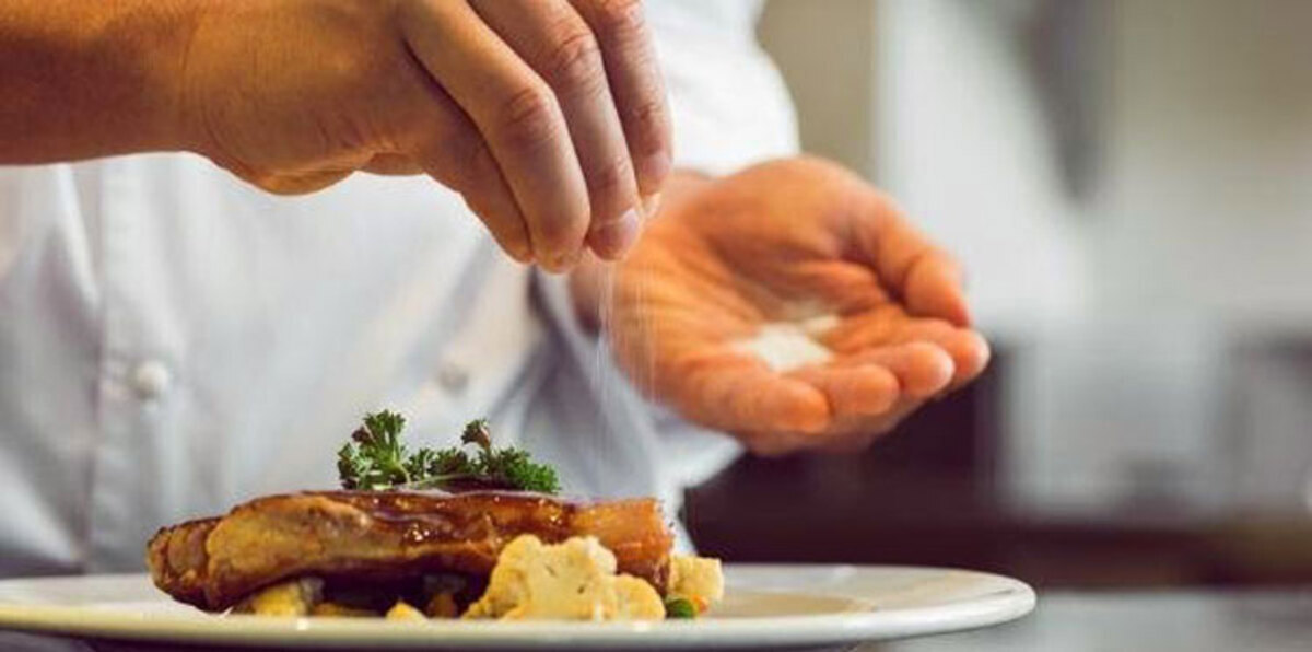 قانون في نيويورك يلزم المطاعم بالتحذير من نسب الملح