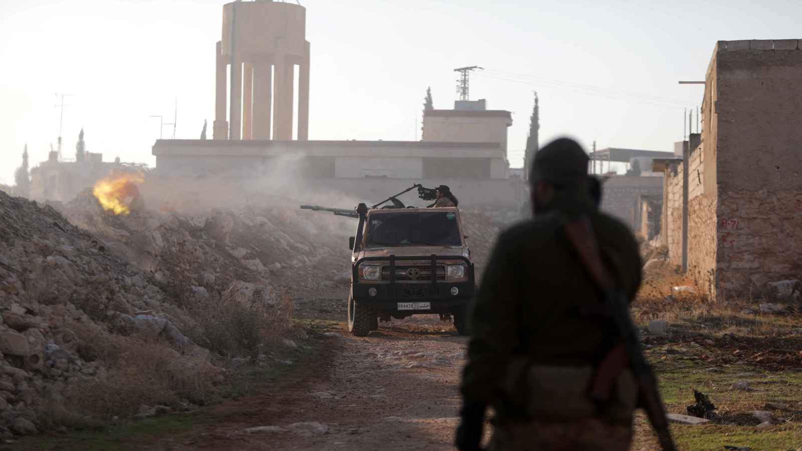 إعلام سوري: استهداف مقر لهيئة تحرير الشام يرجح أن "الجولاني" كان داخله (فيديو)