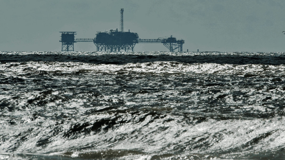 مع اشتداد المخاطر الجيوسياسية.. أسعار النفط تواصل الارتفاع