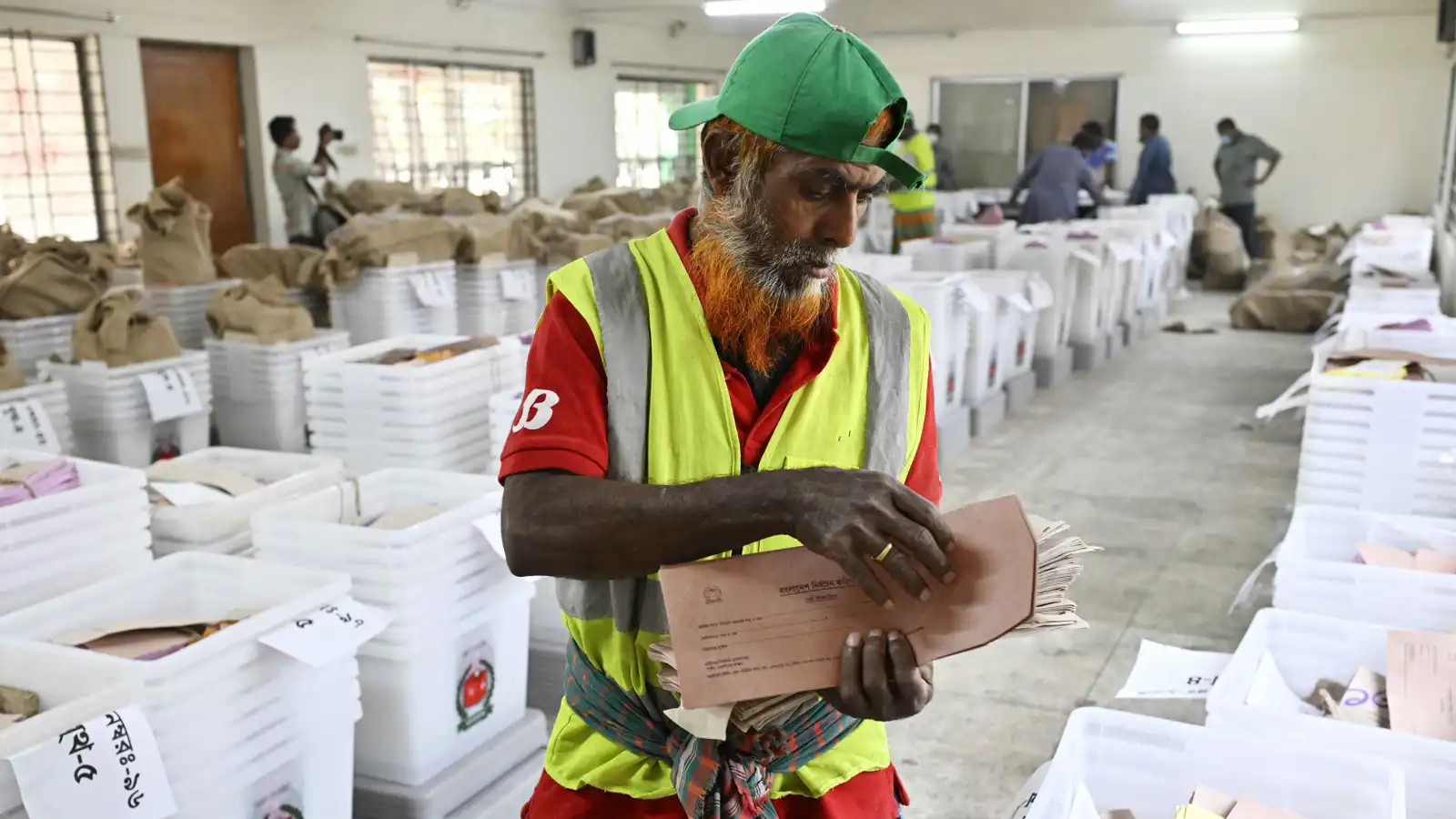 بنغلادش تتأهب لإجراء أول انتخابات بعد الإطاحة بالشيخة حسينة