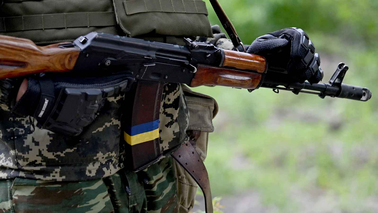 زيلينسكي يرسل قائد قواته البرية إلى "أكثر مناطق القتال وحشية"