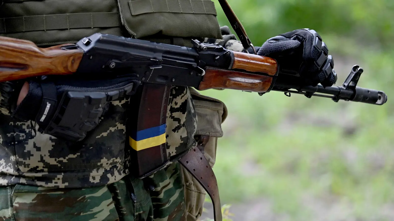 زيلينسكي يرسل قائد قواته البرية إلى "أكثر مناطق القتال وحشية"