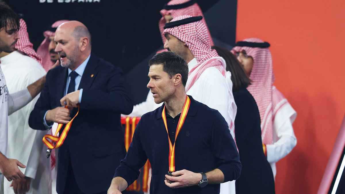 قرار حاسم من ريال مدريد تجاه تشابي ألونسو بعد خسارة السوبر الإسباني 