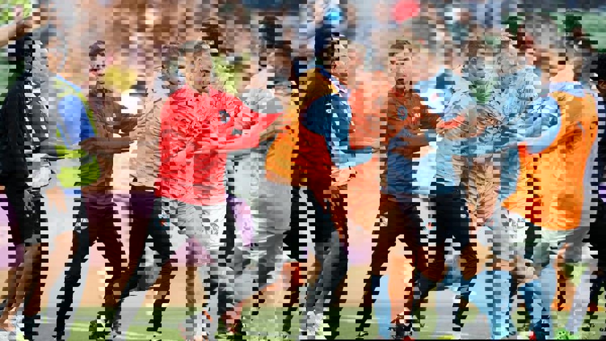 إصابة توماس جلوفر حارس ميلبورن سيتي بارتجاج في المخ بعد اعتداء عليه بالدوري الأسترالي (فيديو)