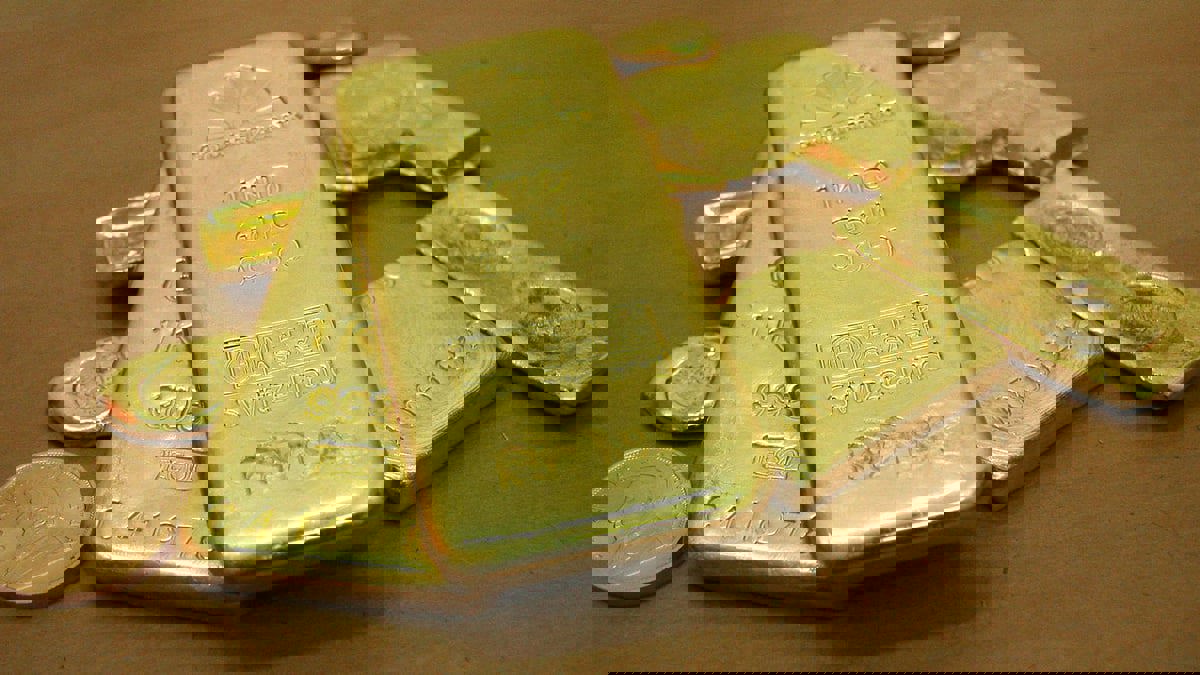 الذهب يحوم قرب مستويات منخفضة وسط رهانات على رفع جديد للفائدة الأمريكية