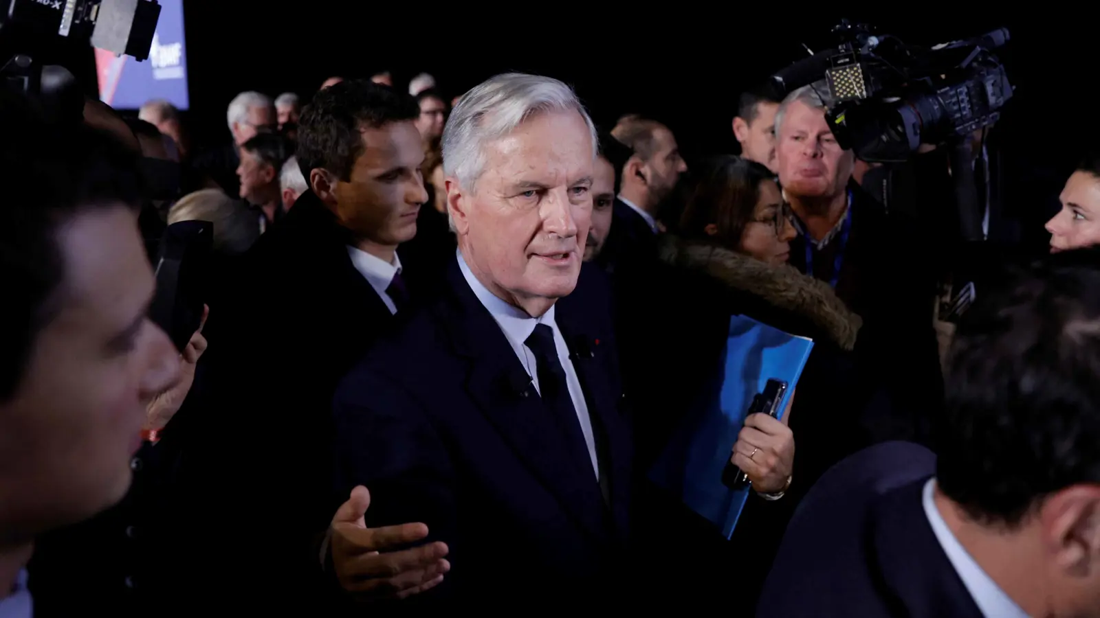 يبدأ سلسلة مشاورات.. هل ينجو بارنييه من مخططات إسقاط حكومته؟