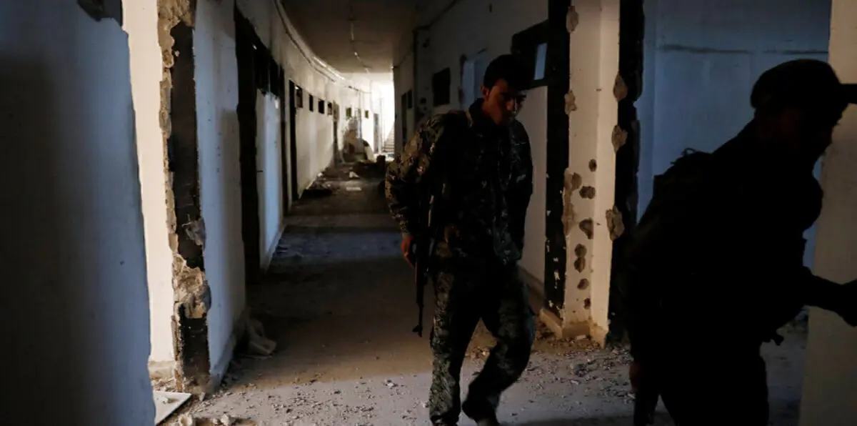 بالصور.. الجدران توثّق قصص الاعتقال في سجن لداعش بالرقة السورية