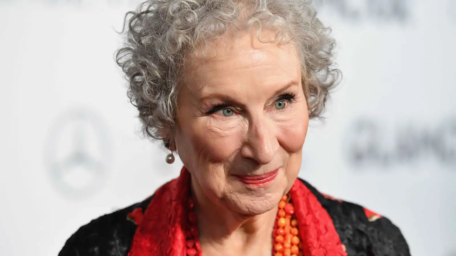 مارغريت آتوود تنشر سيرتها الذاتية في "كتاب الحيوات"