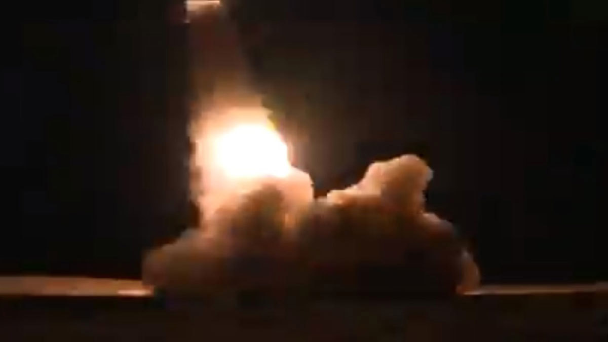 بعد استهداف محطة بترولية في جدة.. التحالف يقصف مخازن أسلحة للحوثيين في صنعاء (فيديو)