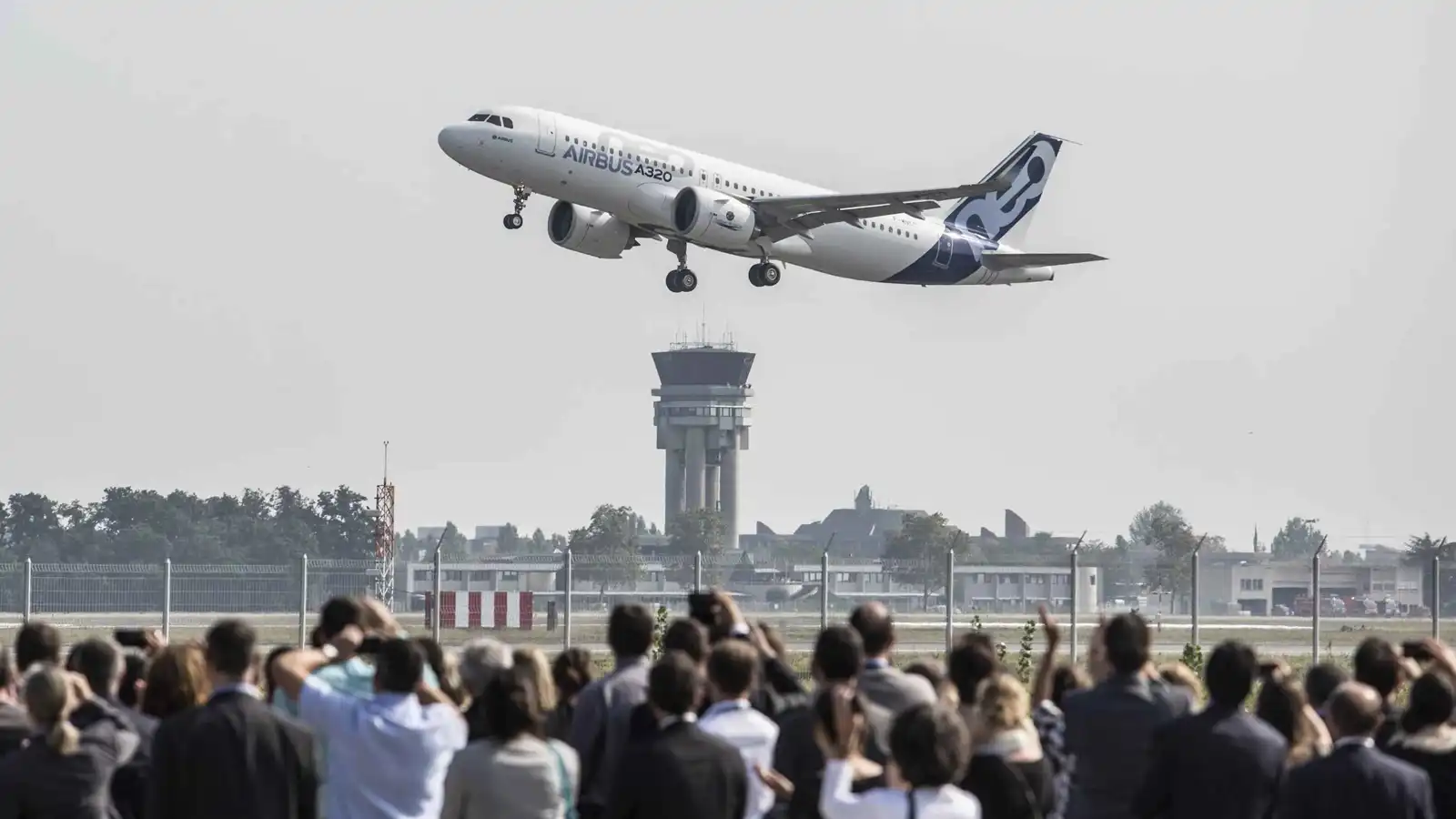 "رعب في السماء"..  ما الخلل الذي ضرب الآلاف من طائرات "إيرباص"؟ (فيديو)