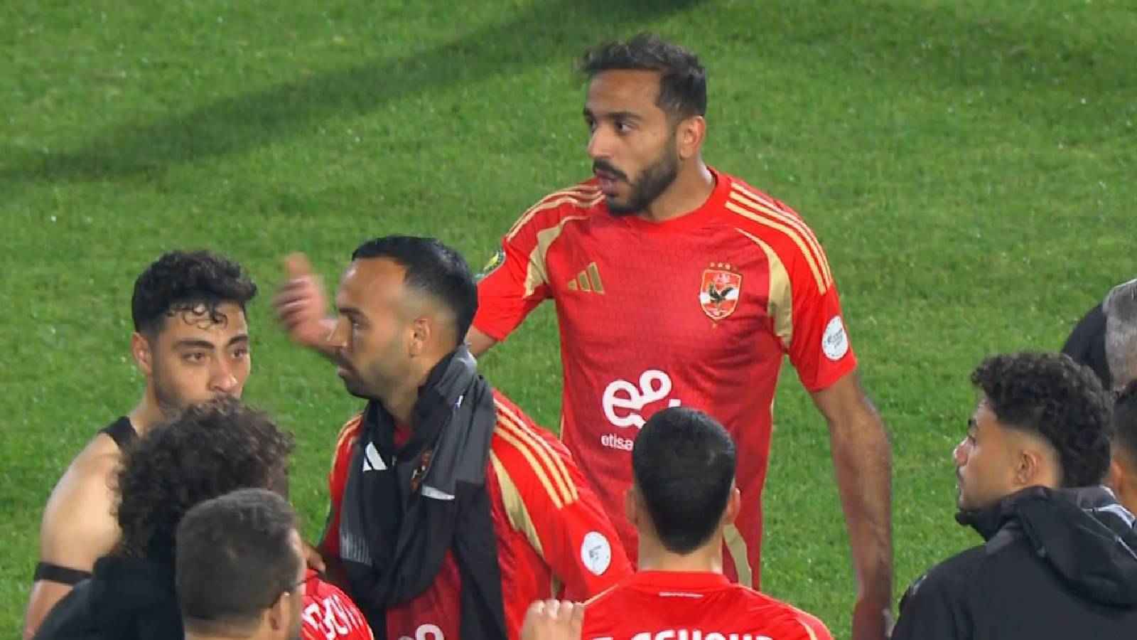 "لا يا شناوي".. فيديو لمحمود كهربا يفجر غضب جماهير الأهلي المصري (شاهد)