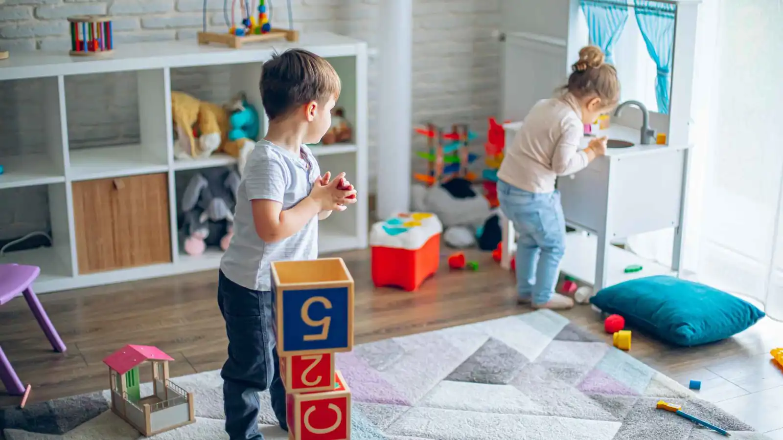 الشاشات تقتل متعة اللعب التقليدي للأطفال