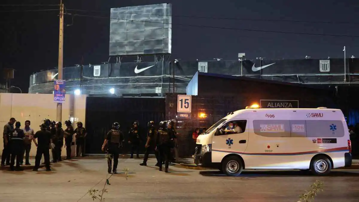 وفاة مشجع و47 مصابا إثر حادث في استاد ببيرو قبل مباراة ديربي