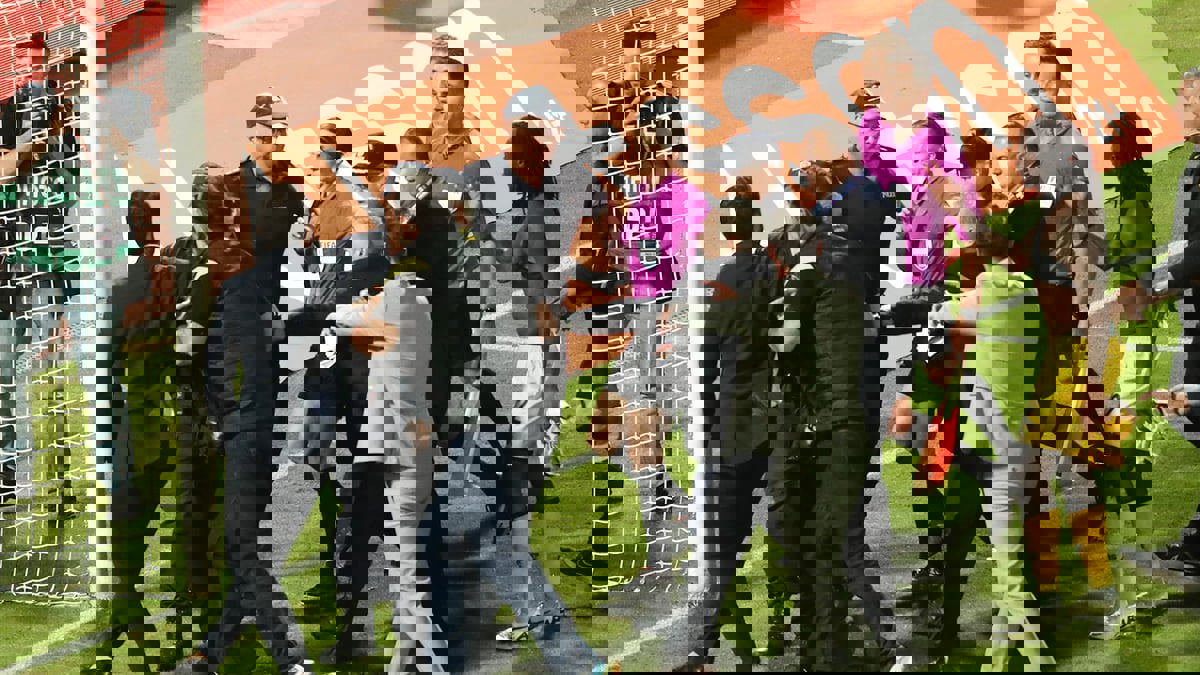 الشرطة تنقذ الحكمة ستيفاني فرابارت من غضب اللاعبين إثر نهائي كأس اليونان (صور)