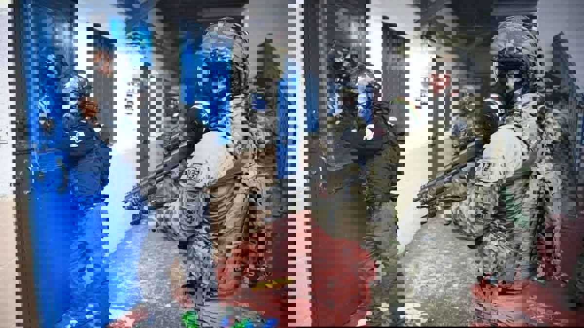 قوات إسرائيلية تعتدي على أسرى فلسطينيين في سجن عوفر وتهدد بعقوبات جديدة