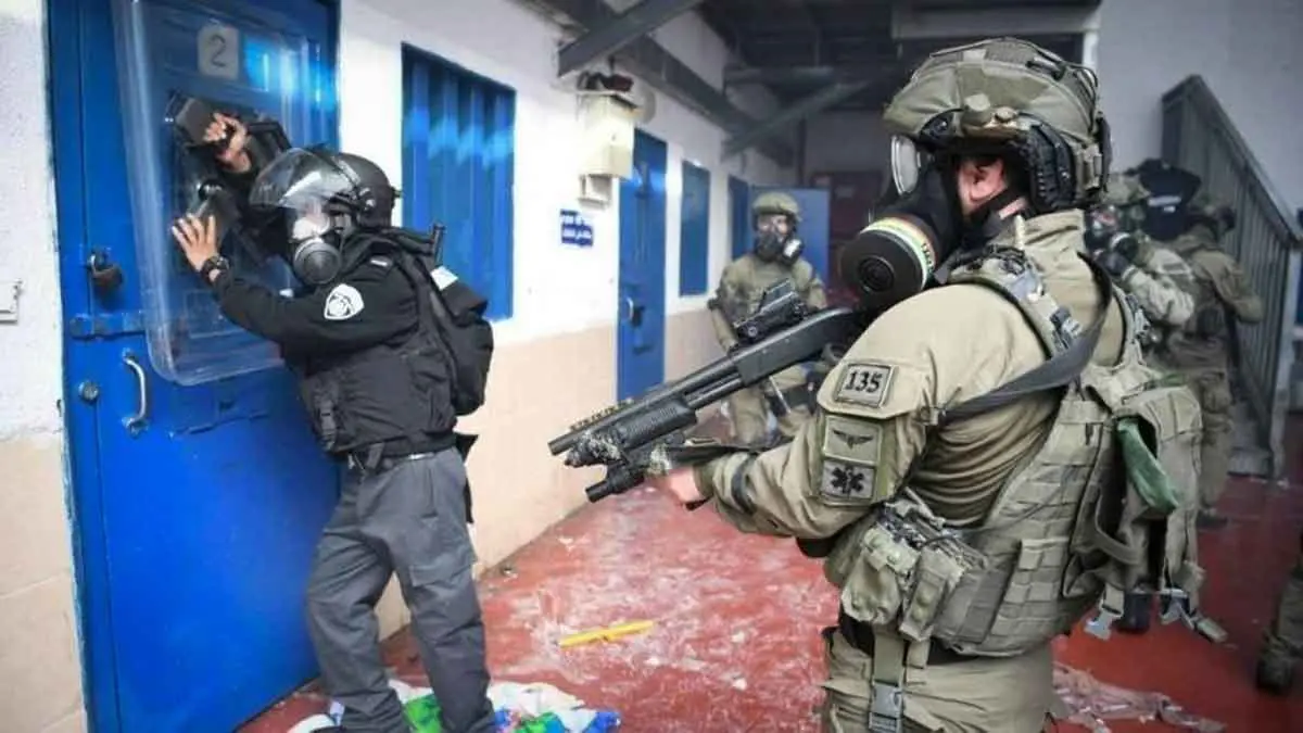 قوات إسرائيلية تعتدي على أسرى فلسطينيين في سجن عوفر وتهدد بعقوبات جديدة