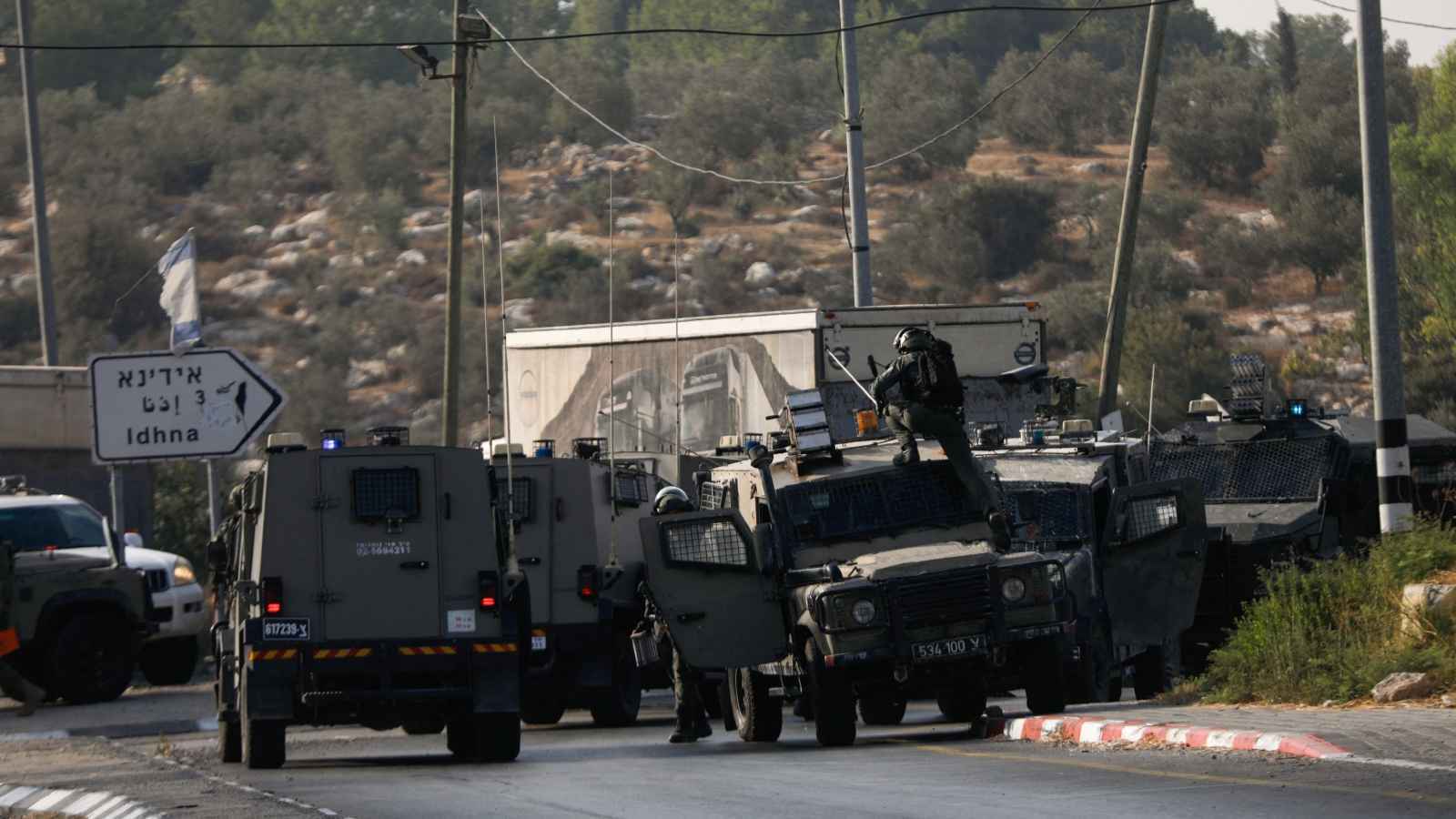 مقتل فلسطيني وإصابة اثنين برصاص الجيش الإسرائيلي قرب سياج في الخليل