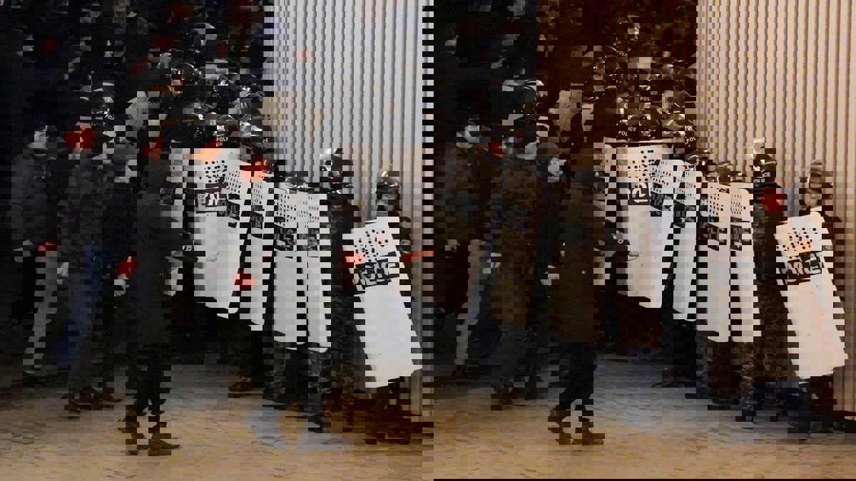 متظاهرون يقتحمون مبنى إدارة العاصمة الاقتصادية لكازاخستان بعد رفع أسعار الغاز