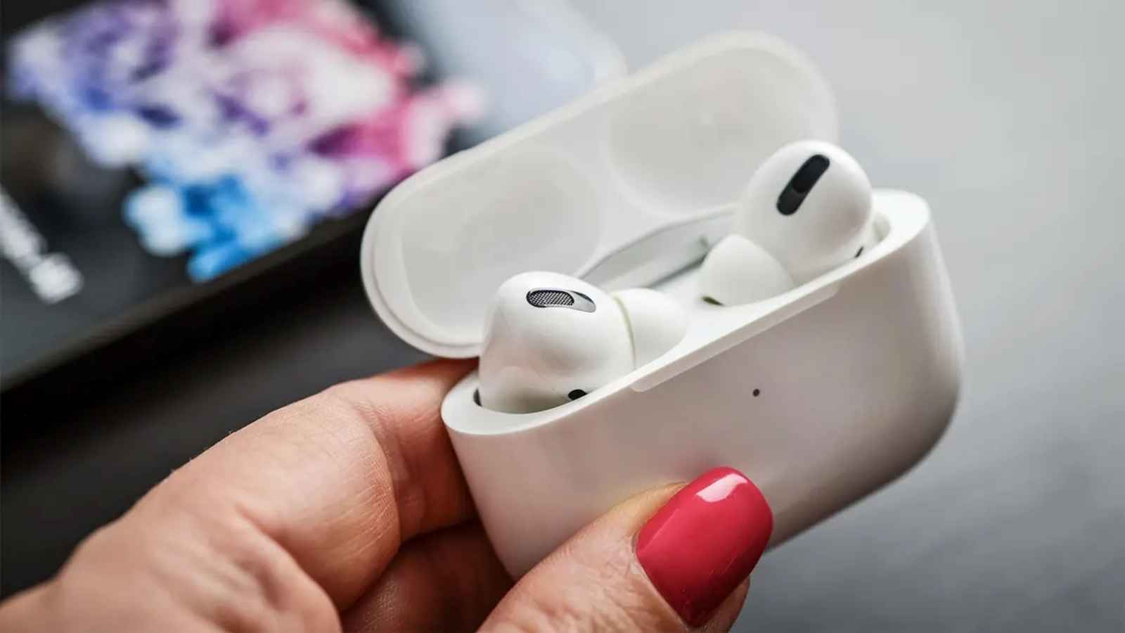 سماعات AirPods تحصل على ميزة شحن جديدة.. كيف تعمل؟