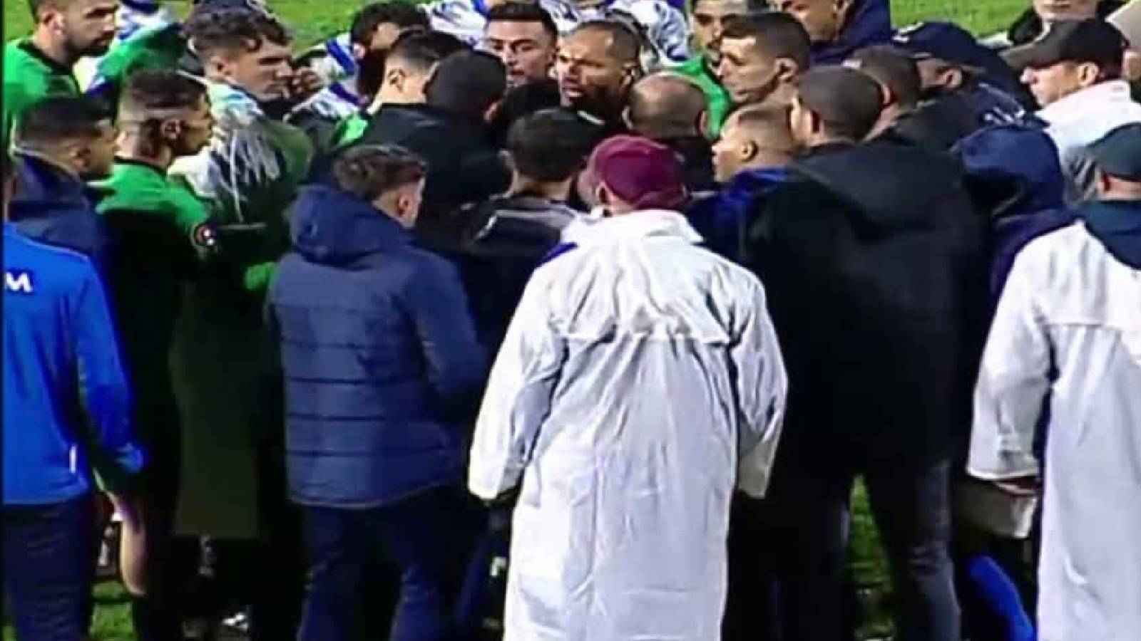 اعتراضات وفوضى عارمة.. إلغاء هدف في الدوري الجزائري بعد "العودة للهاتف" (فيديو)