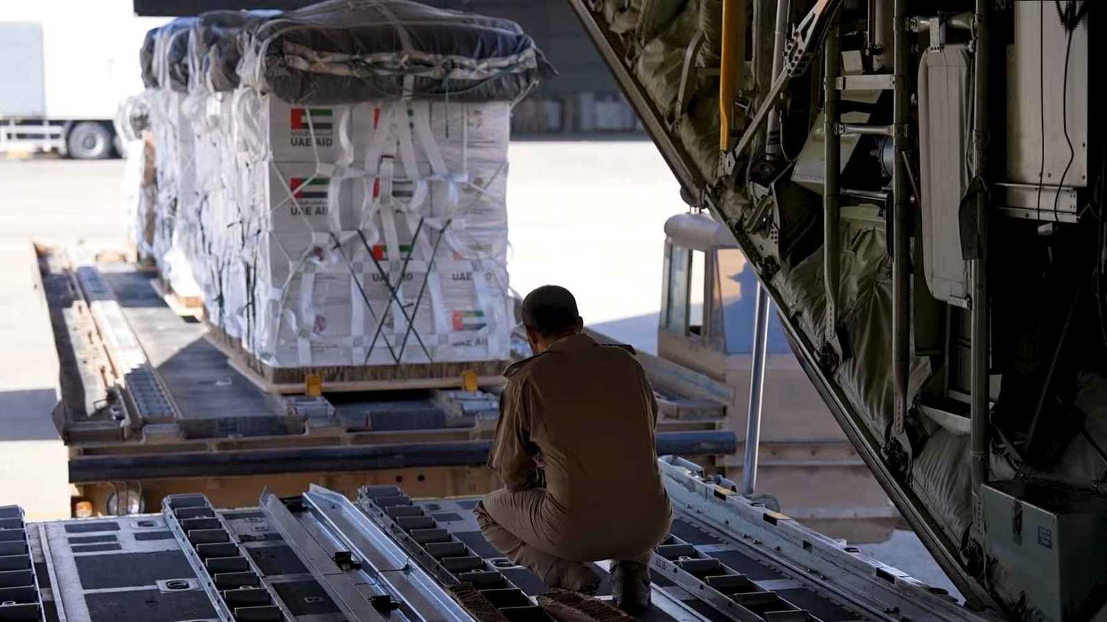 الإمارات تنفذ الإنزال الجوي الـ62 للمساعدات وتُدخل 40 شاحنة غذائية إلى غزة