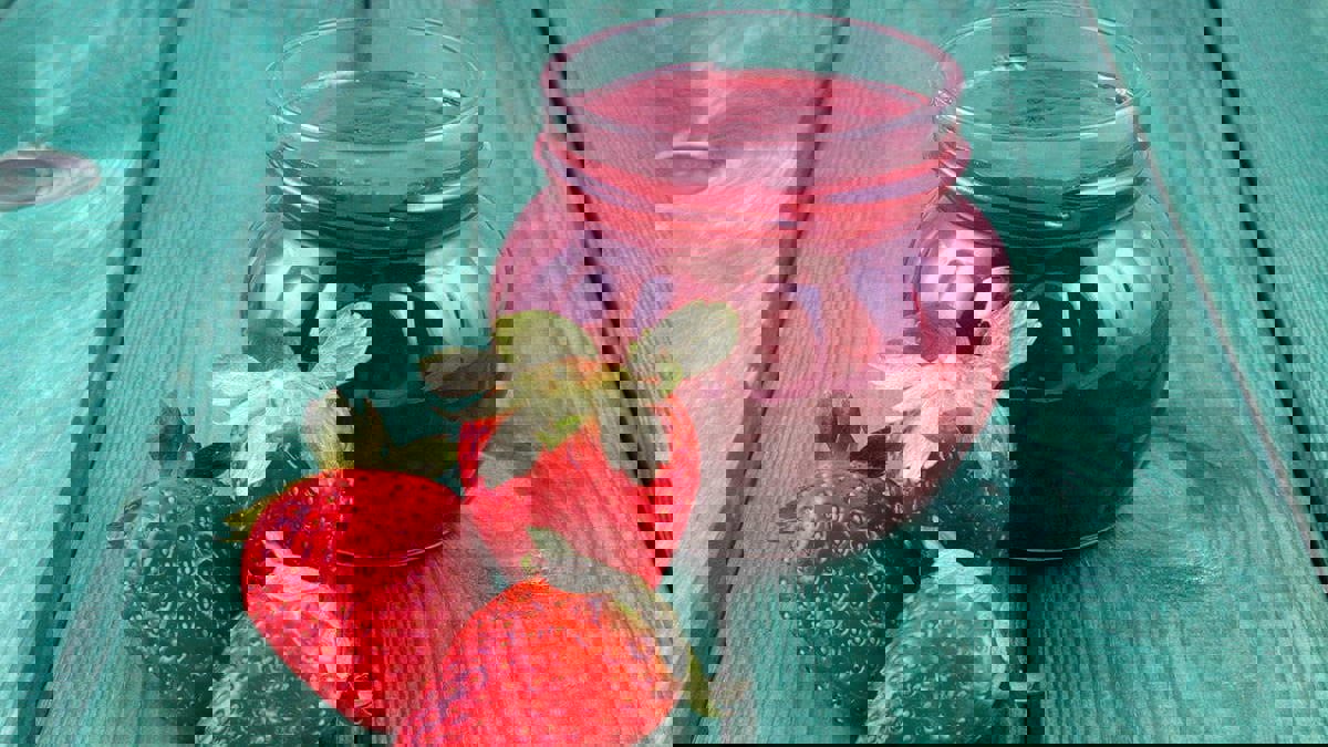 بينها الفراولة والقهوة.. تحذيرات من أطعمة تضعف الجهاز المناعي