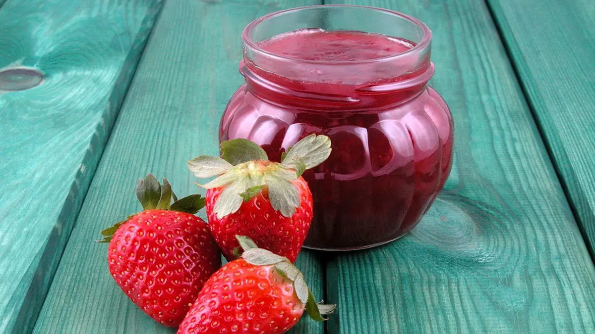 بينها الفراولة والقهوة.. تحذيرات من أطعمة تضعف الجهاز المناعي