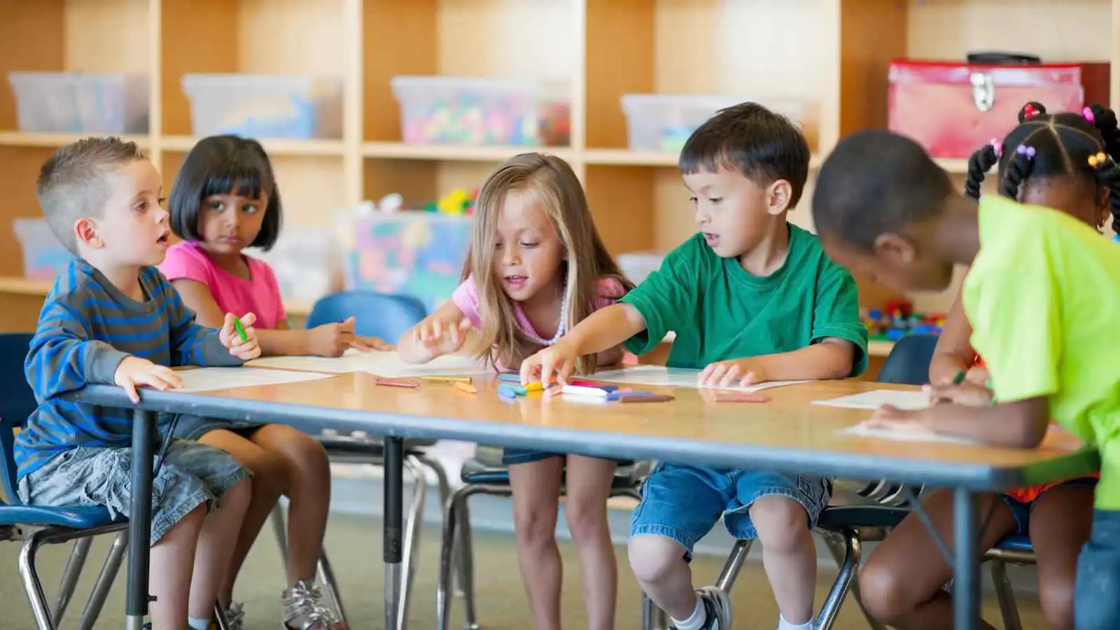 عامل حضانة يعترف بارتكابه 26 جريمة جنسية بحق الأطفال