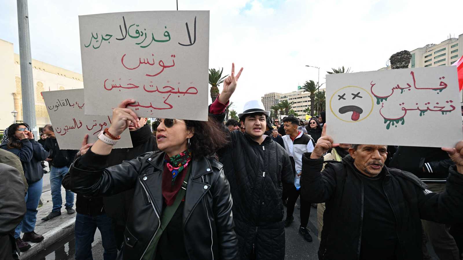 "شتاء ساخن".. الإفراج عن قيادات معارضة في تونس يطرح تساؤلات كبرى