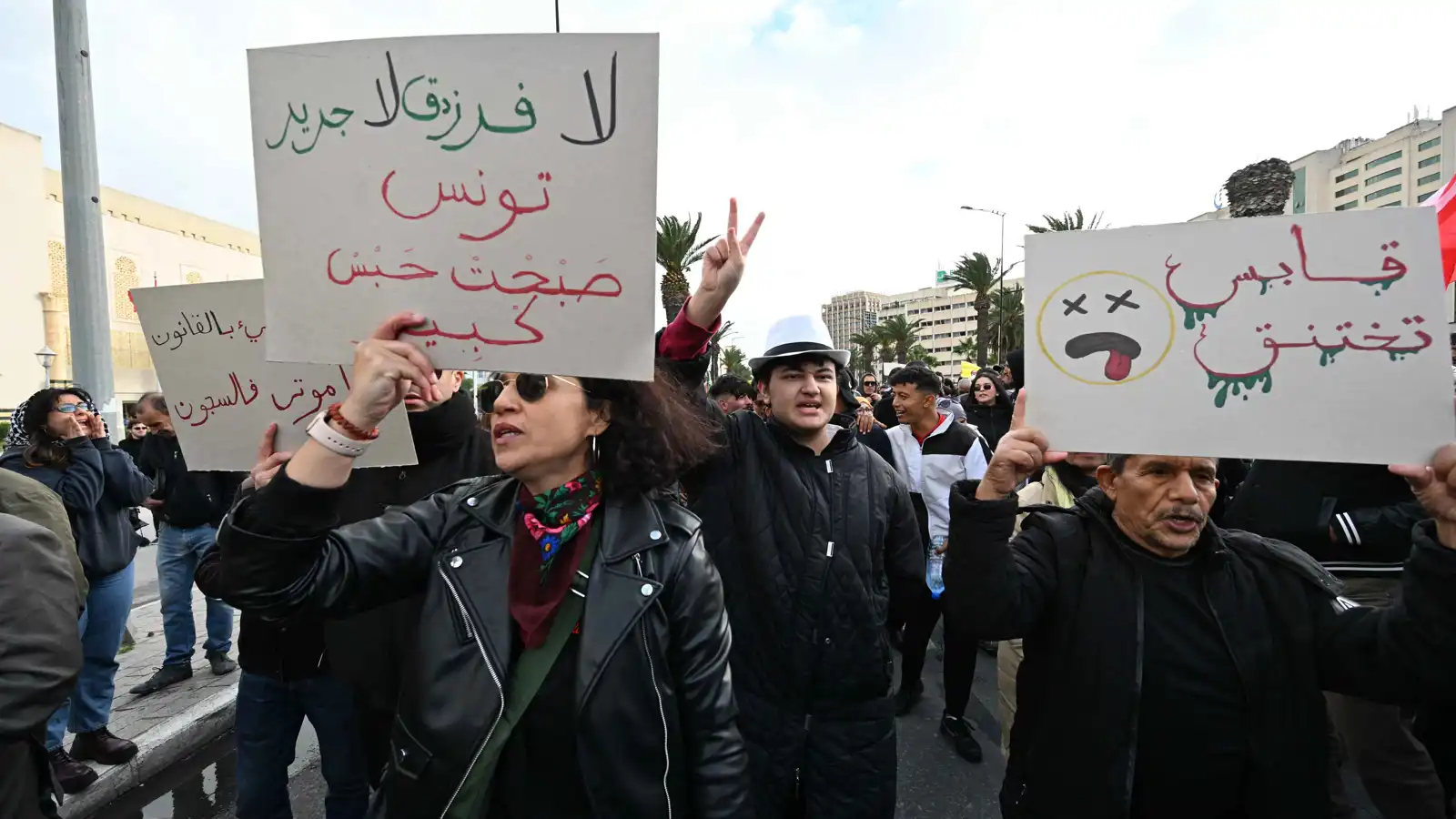 "شتاء ساخن".. الإفراج عن قيادات معارضة في تونس يطرح تساؤلات كبرى