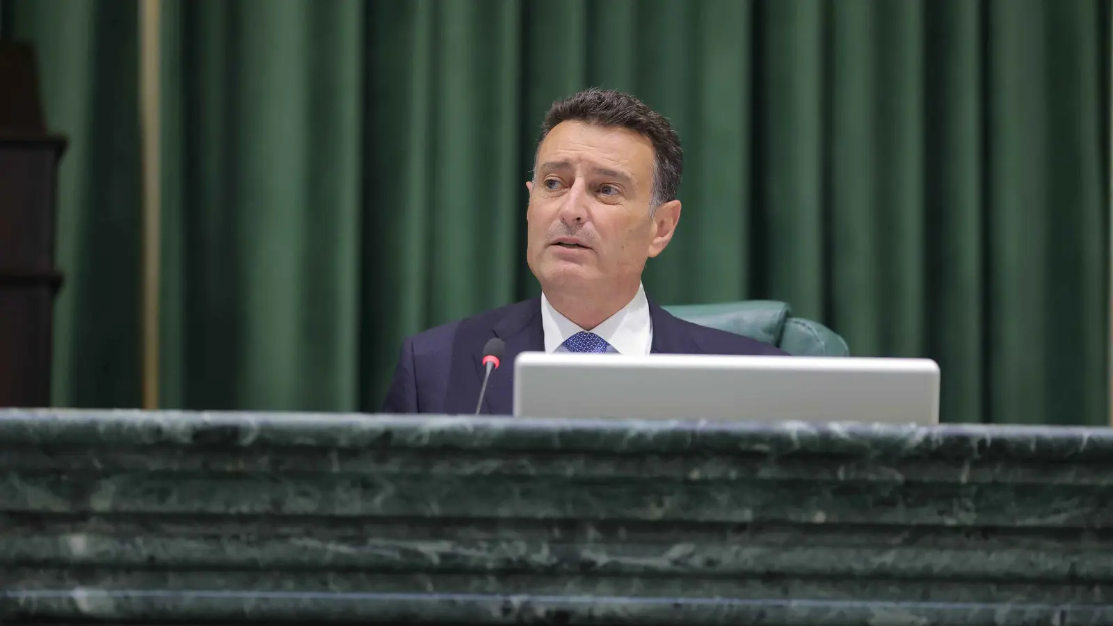 رئيس برلمان الأردن: لا توجد جهة خارجة عن سلطة وقوة الدولة